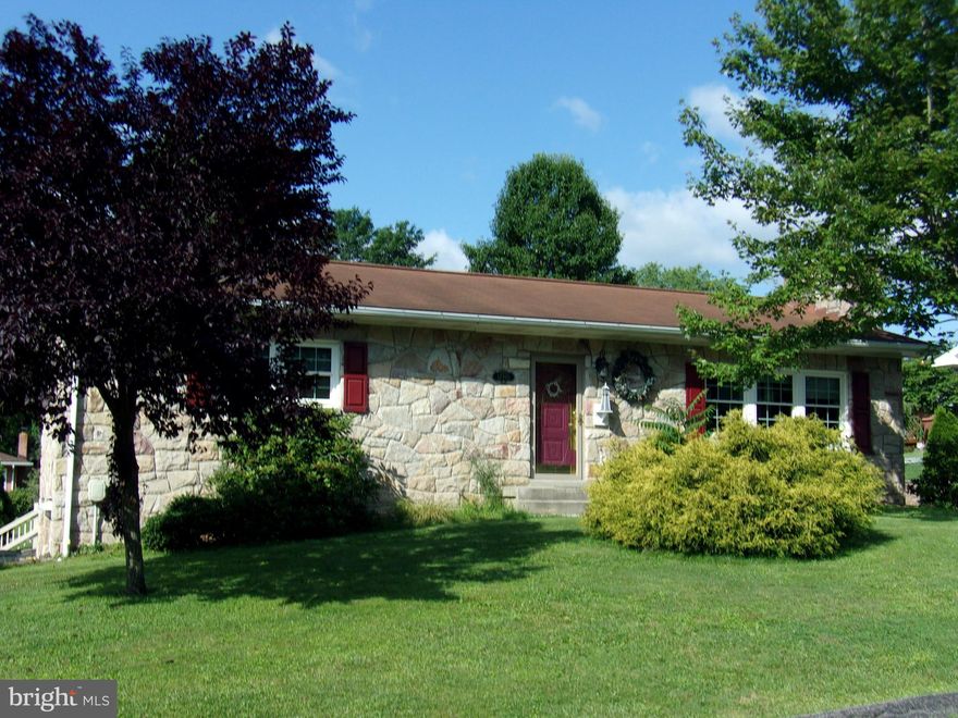 WELL MAINTAINED RANCHER IN GROWDENVALE!! 2 BDRMS AND 2 FULL BATHS!! THE LIV RM IS A NICE SIZE WITH A WOOD BURNING FP! - KIT WITH PLENTY OF COUNTER SPACE WHICH OPENS TO THE DIN RM AREA - THE DIN RM AREA HAS A SLIDING GLASS DR THAT OPENS TO A LG COVERED PATIO WITH A CEILING FAN! THE LOWER LEVEL HAS A GOOD SIZE FAM RM WITH A BAR AREA ALSO OFFERS A GENERAC BACKUP FOR SECURITY IN BAD WEATHER - NEWER FURNACE - A/C - UPDATED WINDOWS AND NICE SHED!