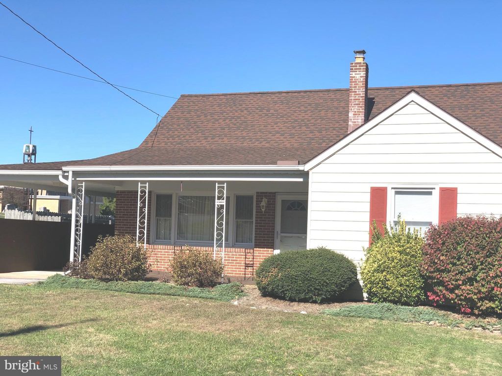 Photo of 59 E Crestlyn Dr, YORK, PA 17402 (MLS # PAYK2092046)