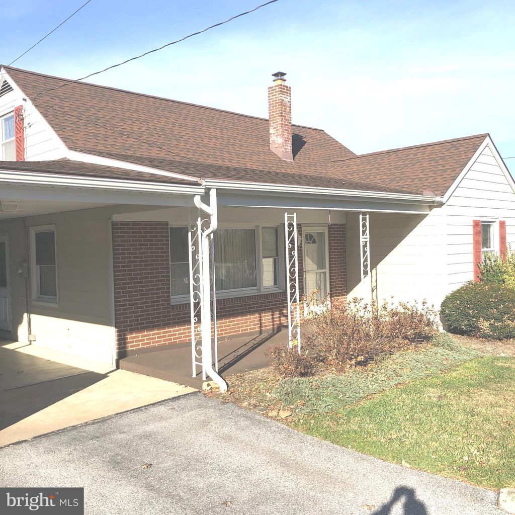 Photo of 59 E Crestlyn Dr, YORK, PA 17402 (MLS # PAYK2092046)