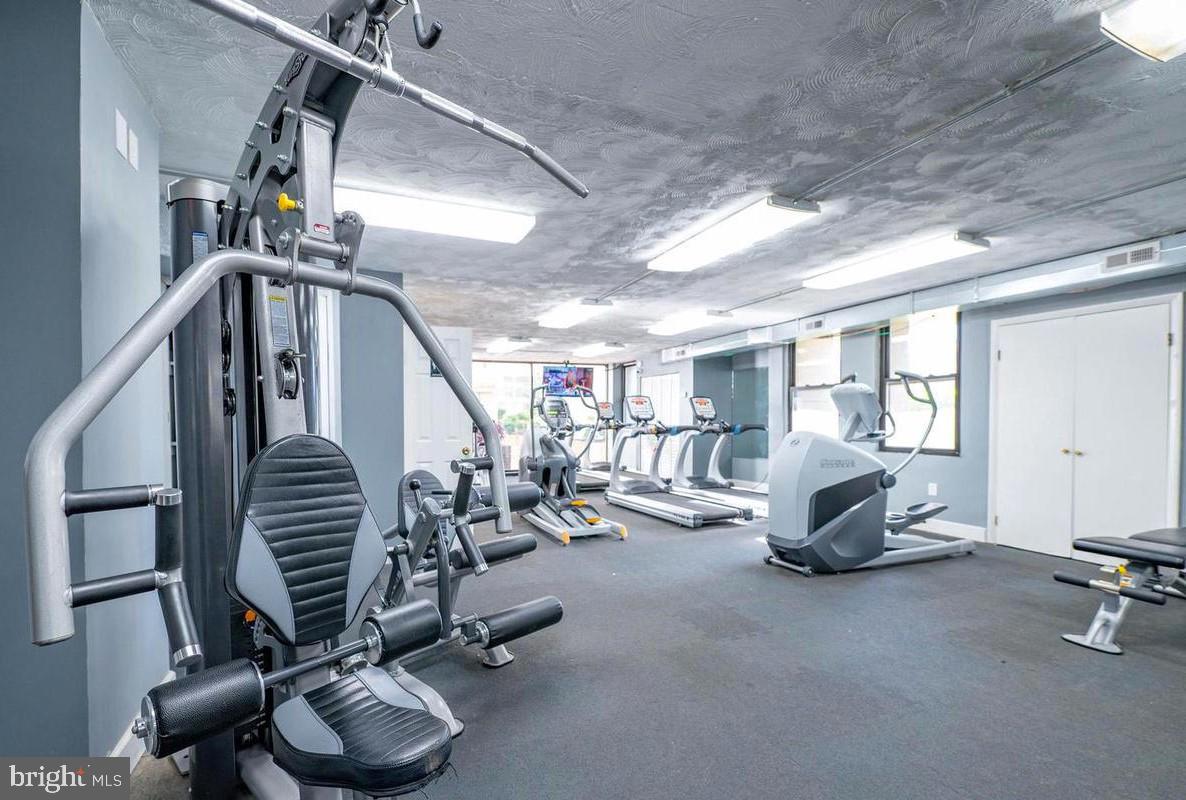 PRESIDENTIAL TOWERS - Residential