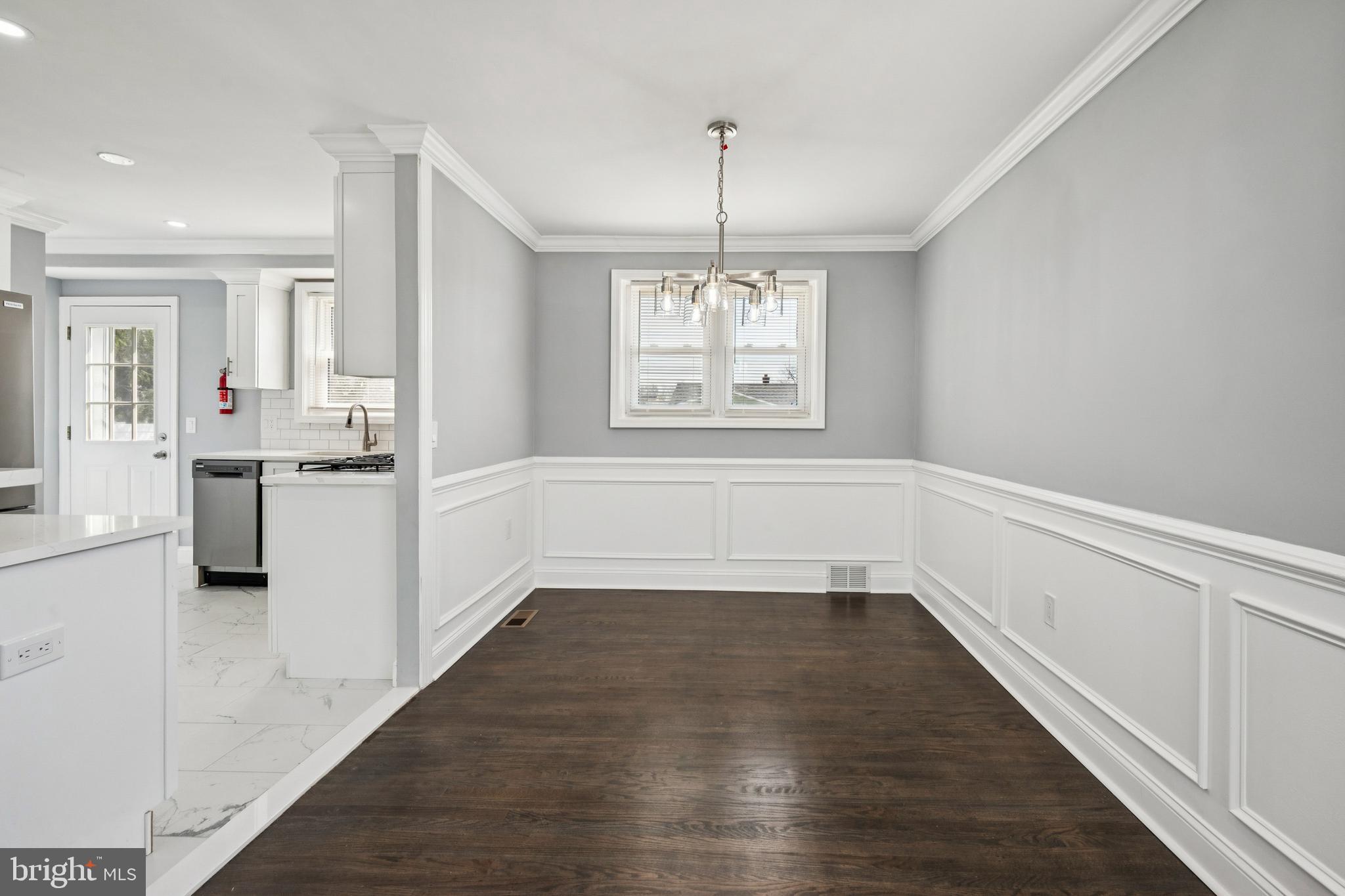 500 CHARLES STREET W