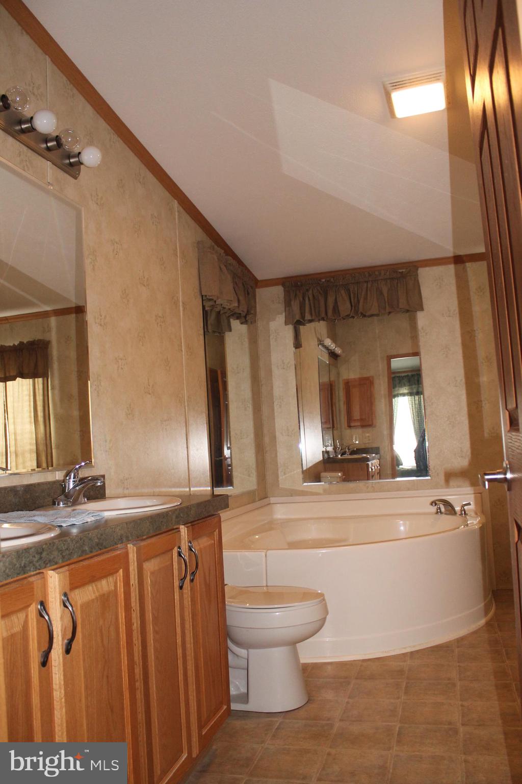 ROLLING HILLS MHP - Residential