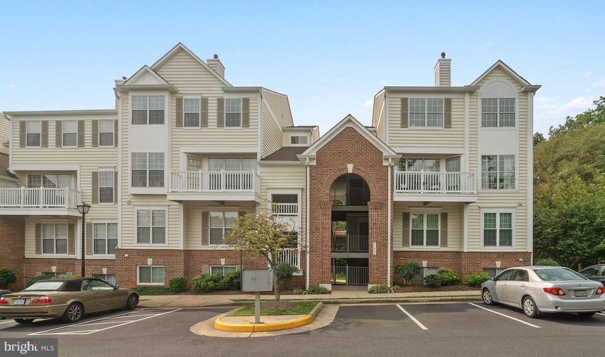 Welcome home to this Bright & Open 2 level, 2 bedroom, 1.5 Bath Condo minutes from Rt. 7; Hardwood floors, vaulted ceilings, 2 sided gas FP. Living rm leads to balcony. Eat in kitchen w/ new SS appliances. Large MBR w/ walk-in closet, Washer/Dryer in Unit. Minutes from Rt 7, Rt. 28 & shopping. OPEN HOUSE SUNDAY 9/8 1-3 PM.