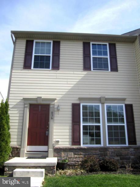 Rent this lovely 3 bedroom 2.5 bath low-maintenance townhome in Abingdon! Main floor includes living room/dining room with wood floors, half bathroom, eat-in kitchen with sliders to deck. Upper level includes Primary Suite with private bath and walk-in closet, 2 more bedrooms and a full bath. Finished lower level has laundry/storage area and sliders to the back yard. Pets on a case-by-case basis.