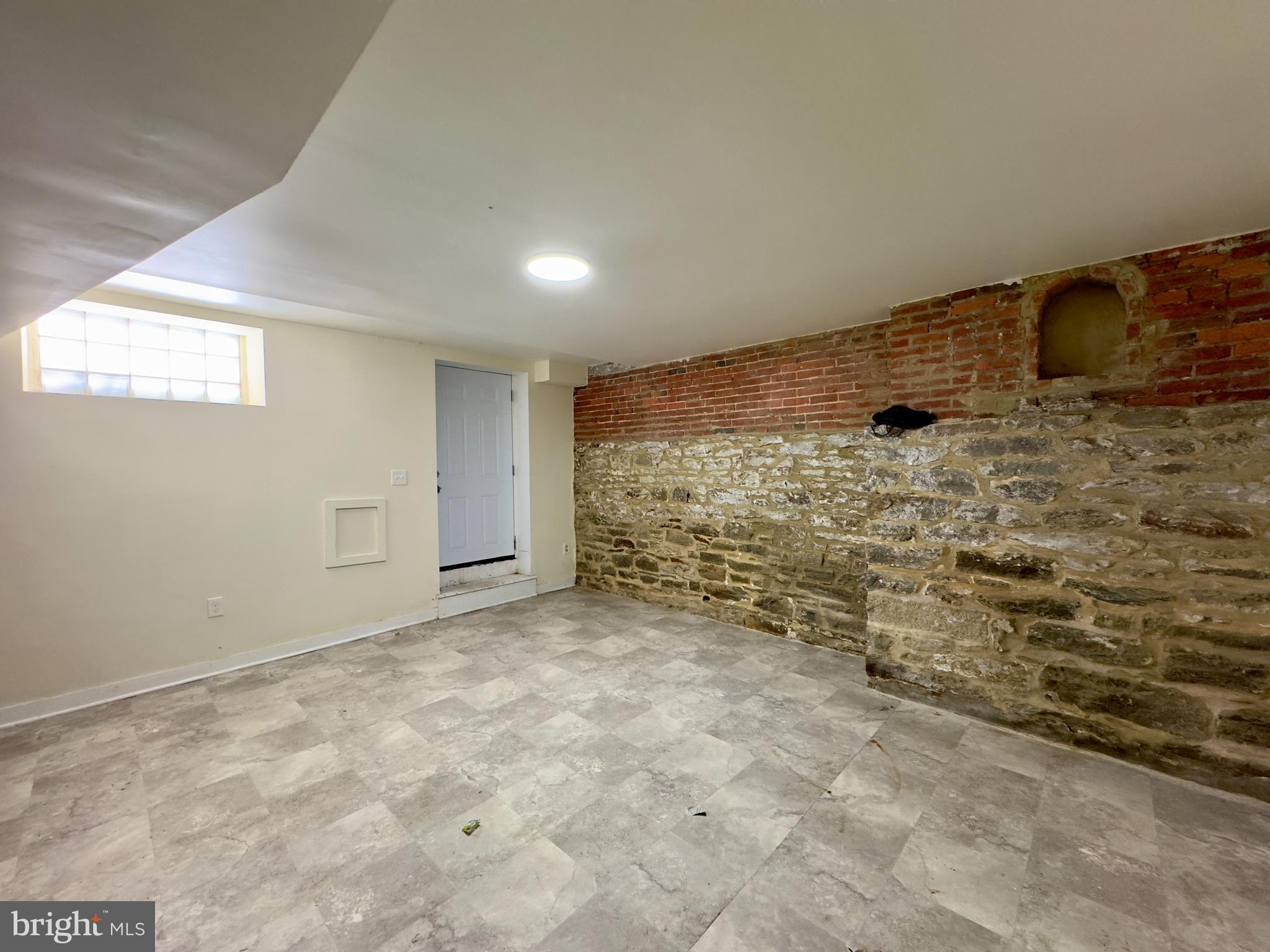 OLD GOUCHER - Residential Lease
