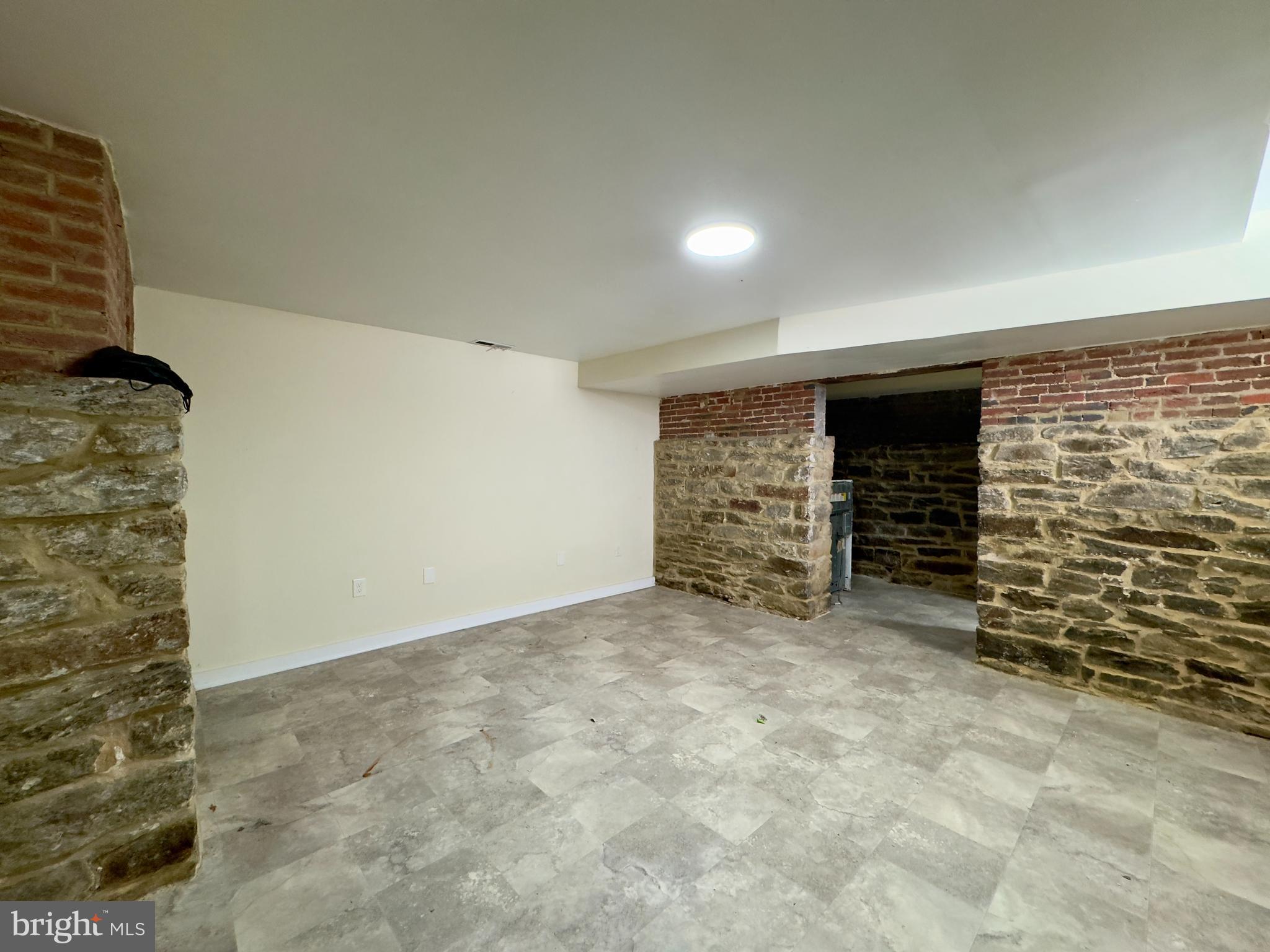 OLD GOUCHER - Residential Lease