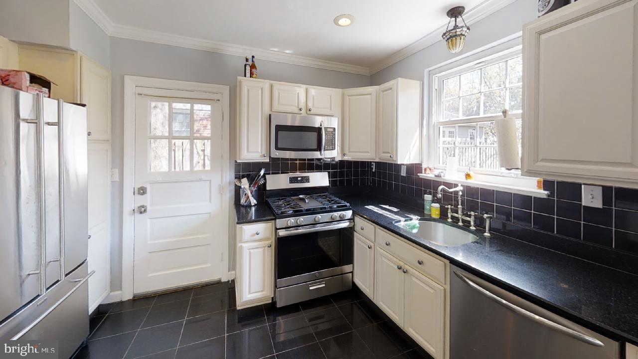 BEVERLEY HILLS - Residential Lease