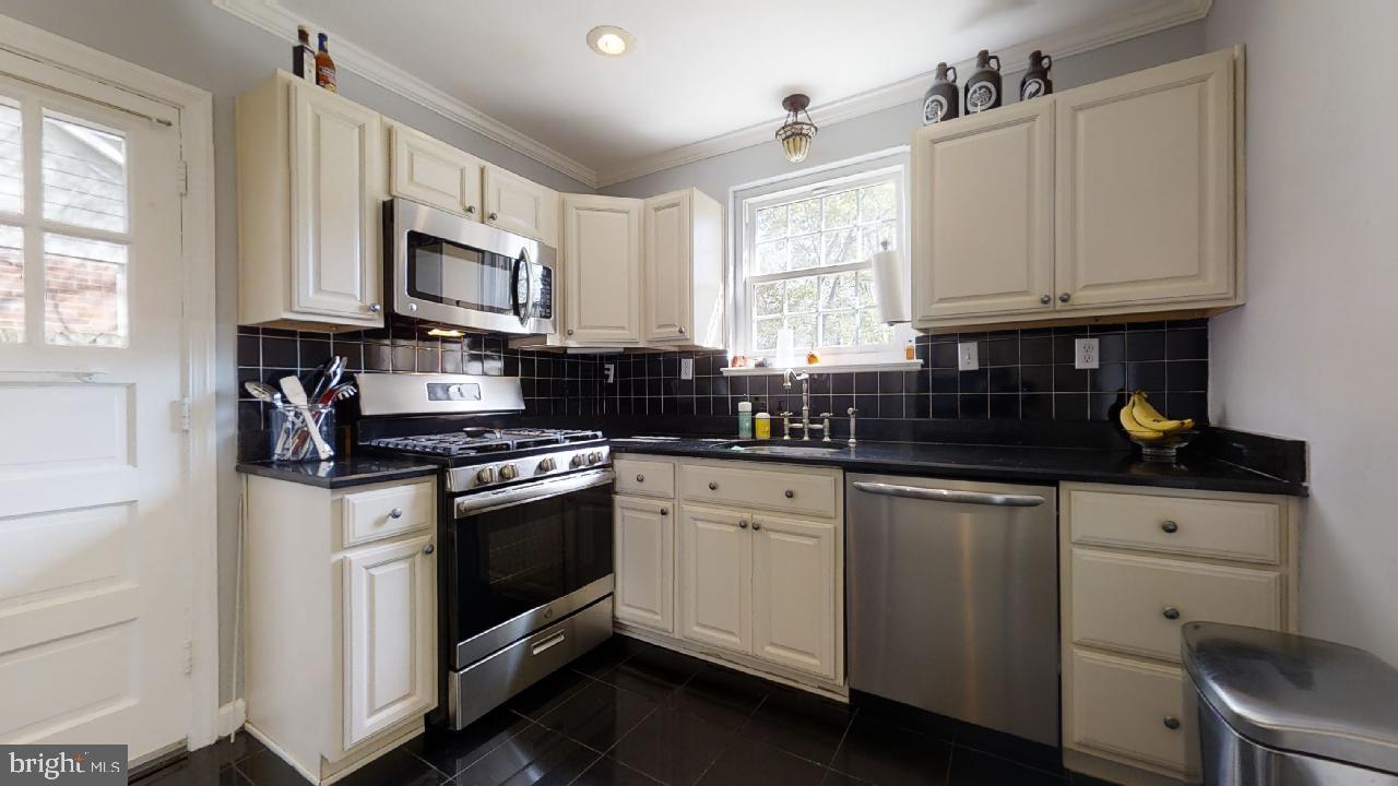 BEVERLEY HILLS - Residential Lease