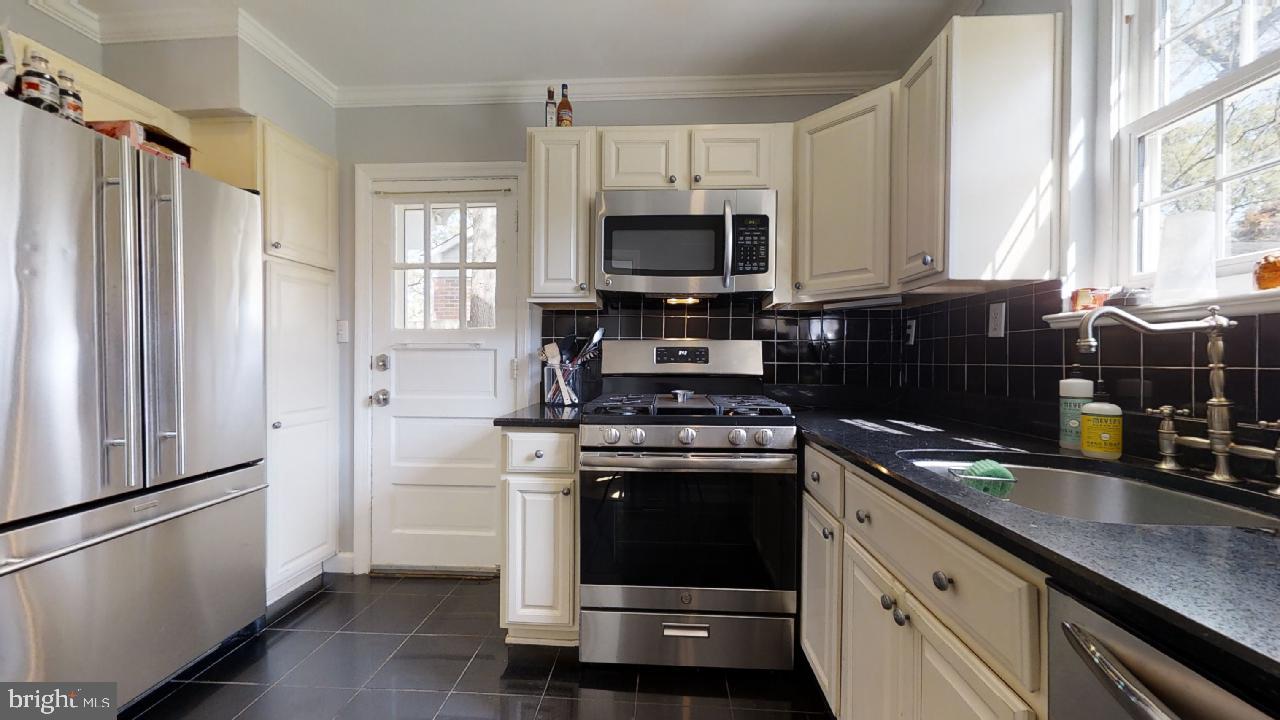 BEVERLEY HILLS - Residential Lease