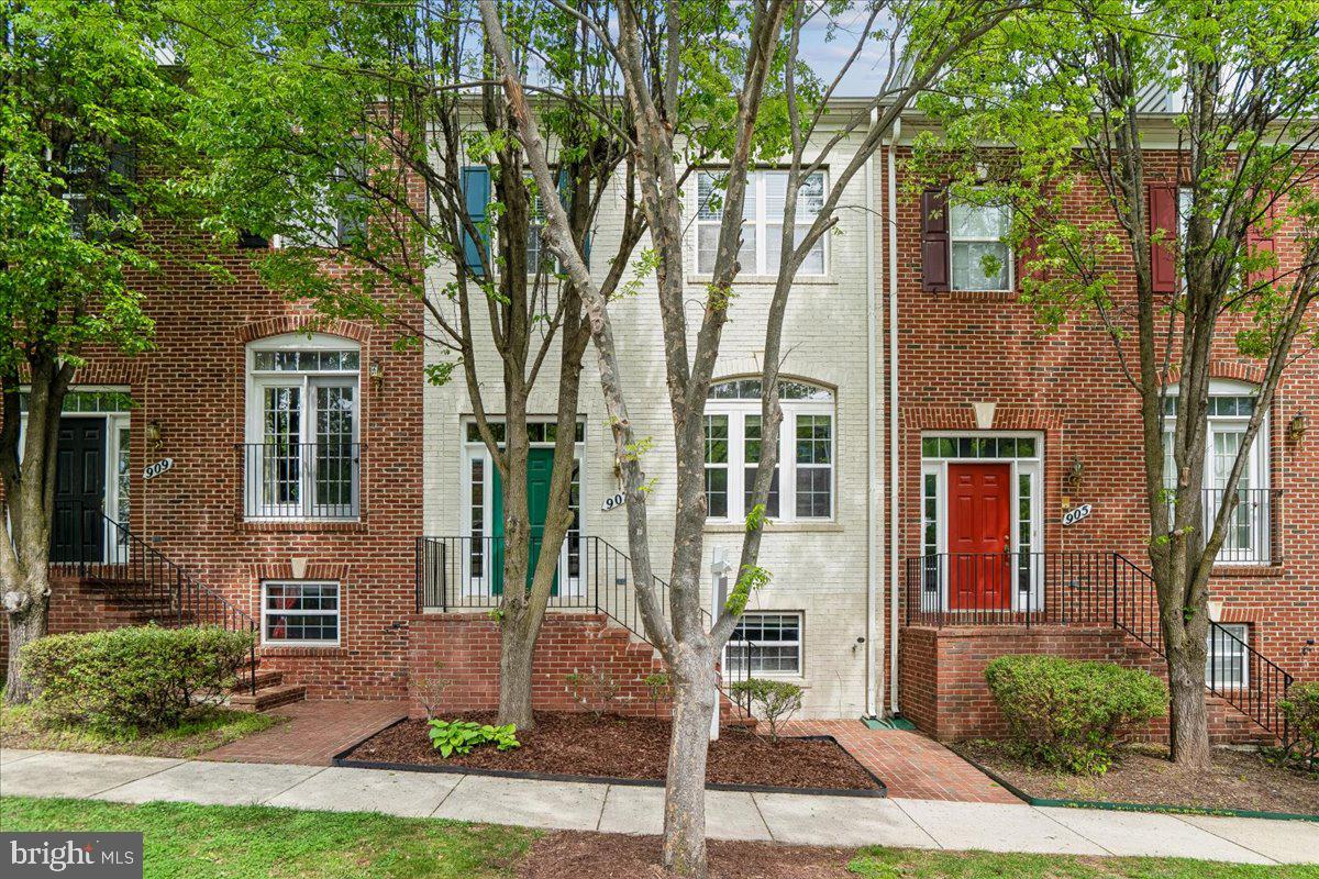 907 CRESTFIELD DRIVE