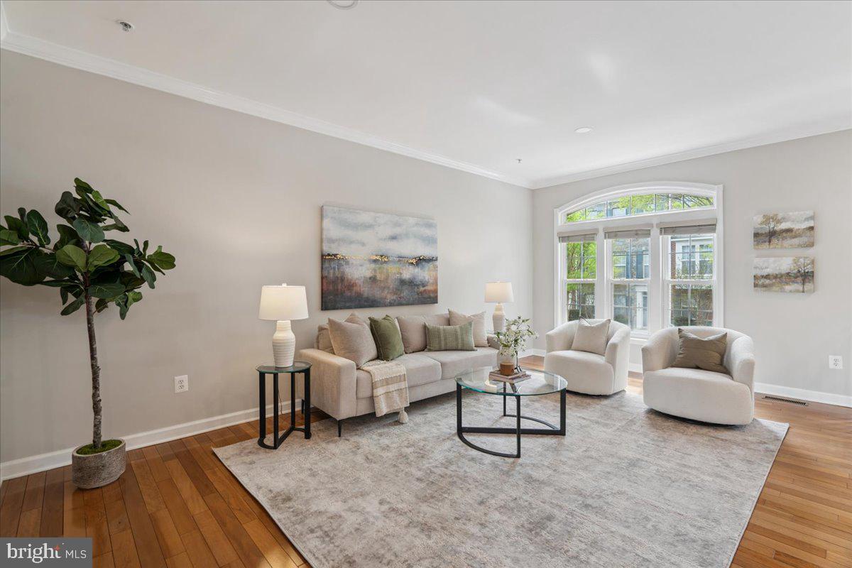 907 CRESTFIELD DRIVE