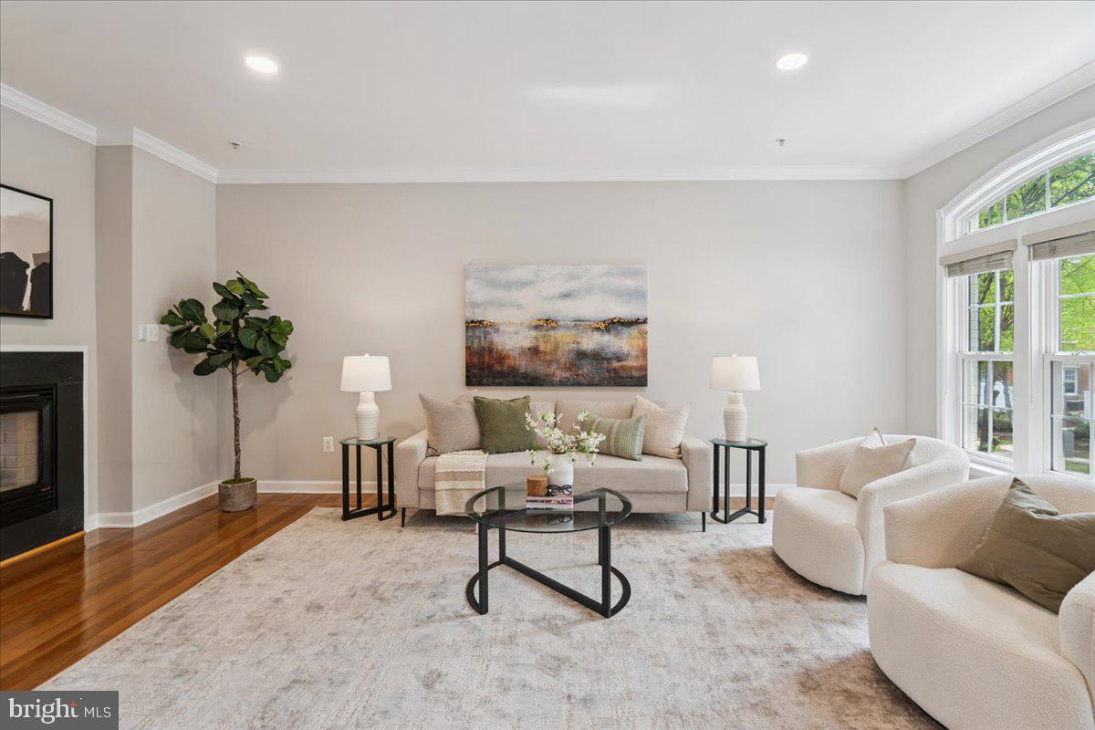 907 CRESTFIELD DRIVE