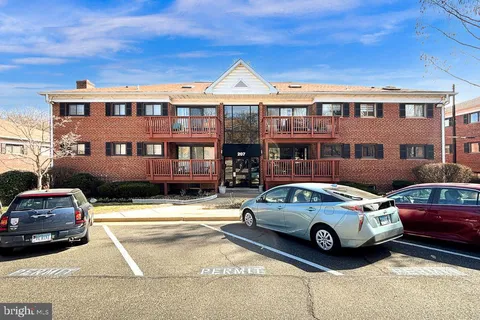 207 Skyhill Road Unit 1, Alexandria, VA MLS: VAAX2044728