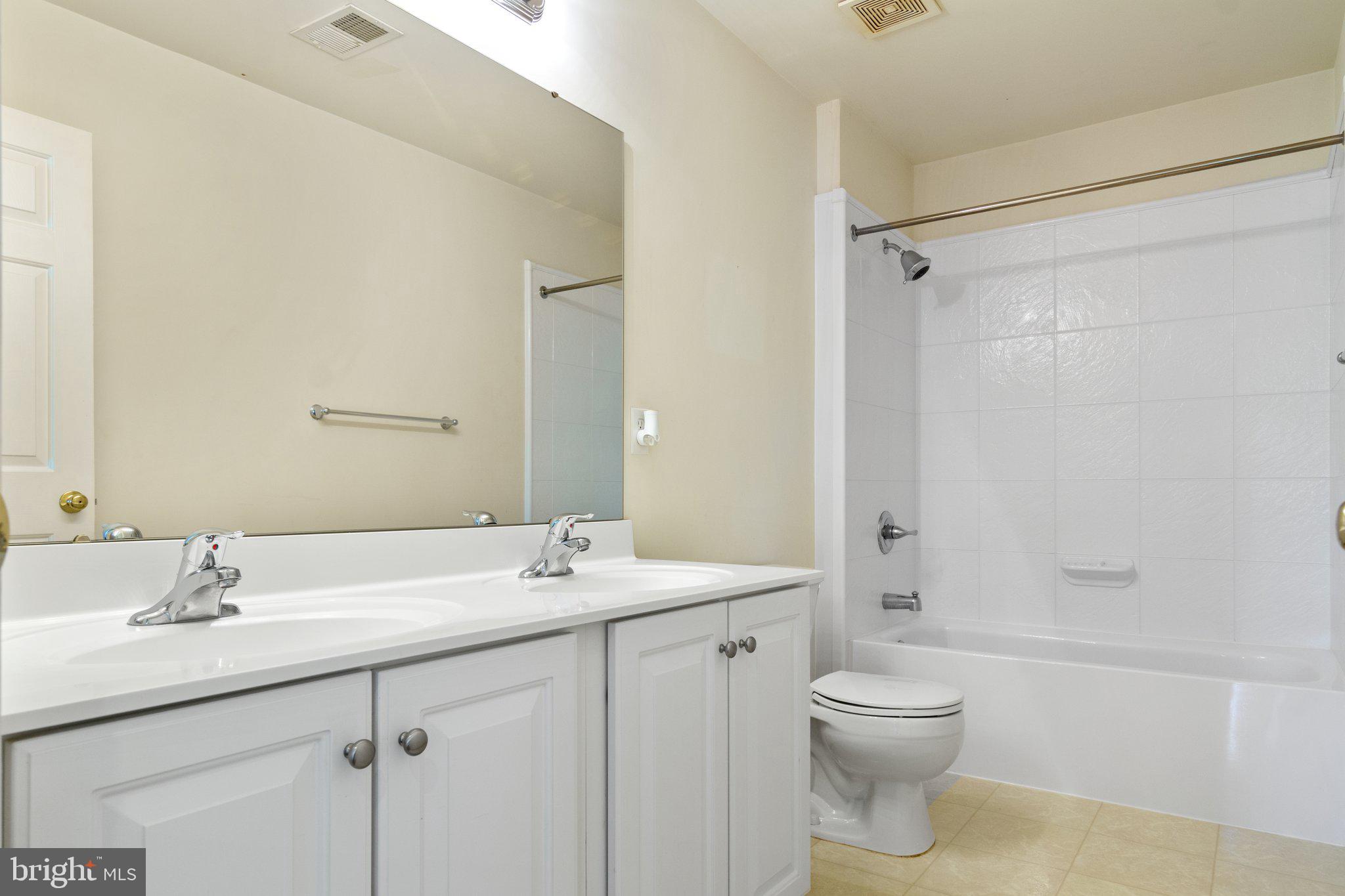 THREE FLAGS - Residential