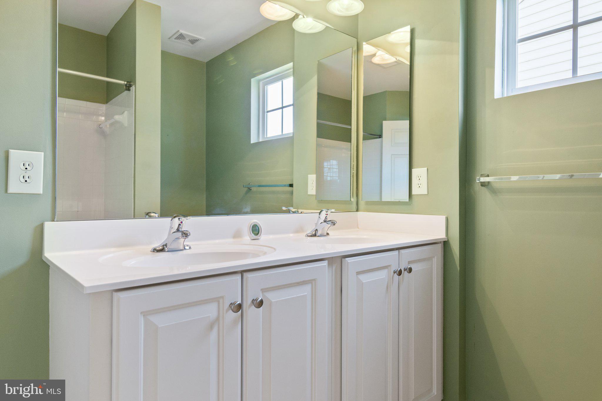 THREE FLAGS - Residential