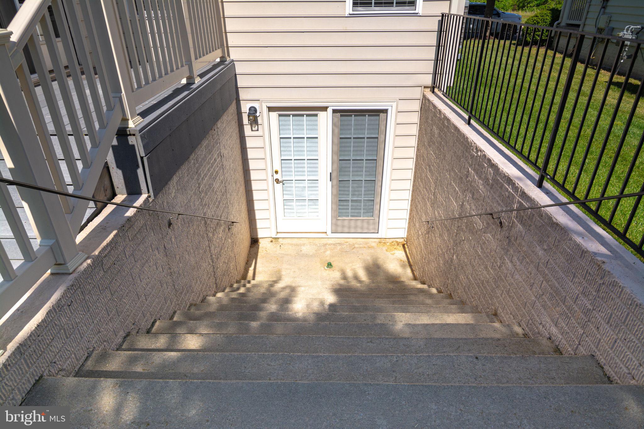 THREE FLAGS - Residential