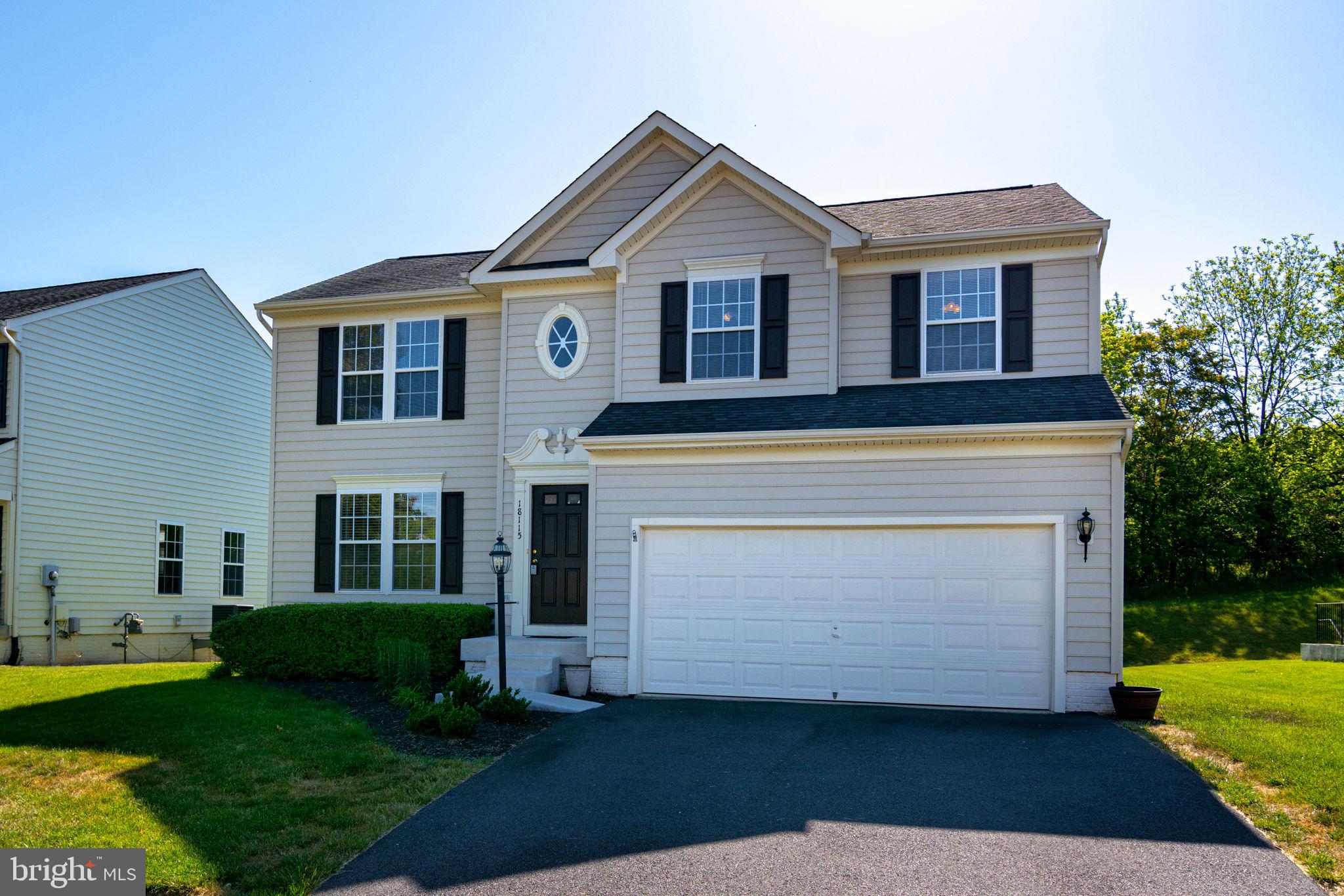 THREE FLAGS - Residential