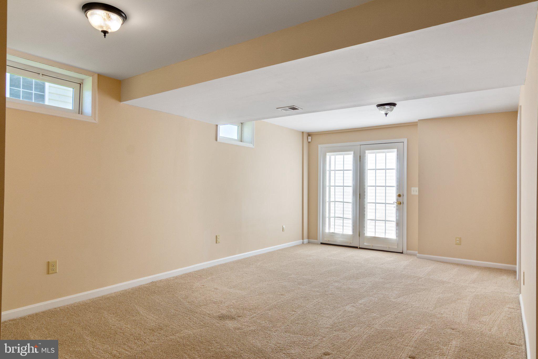 THREE FLAGS - Residential