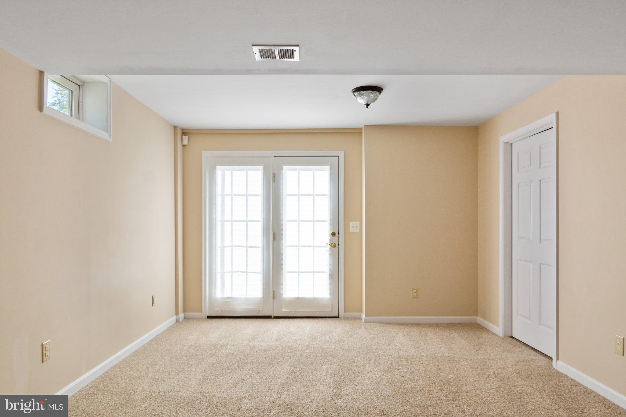 THREE FLAGS - Residential