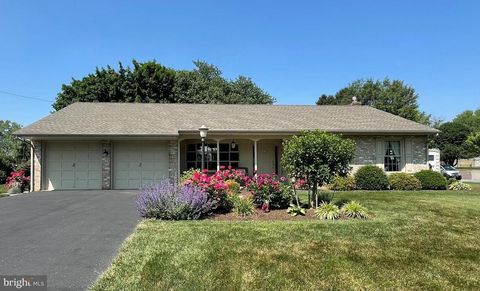 Photo of 19 MEADOW LN, SMOKETOWN, PA 17576 (MLS # PALA2035730)