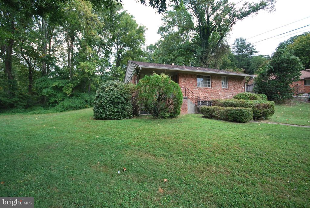 Photo of 6825 Laverock Court, BETHESDA, MD 20817 (MLS # MDMC2202846)