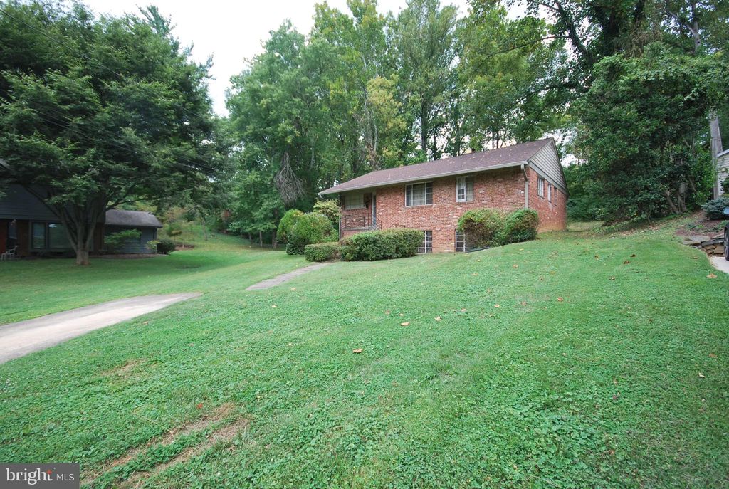 Photo of 6825 Laverock Court, BETHESDA, MD 20817 (MLS # MDMC2202846)