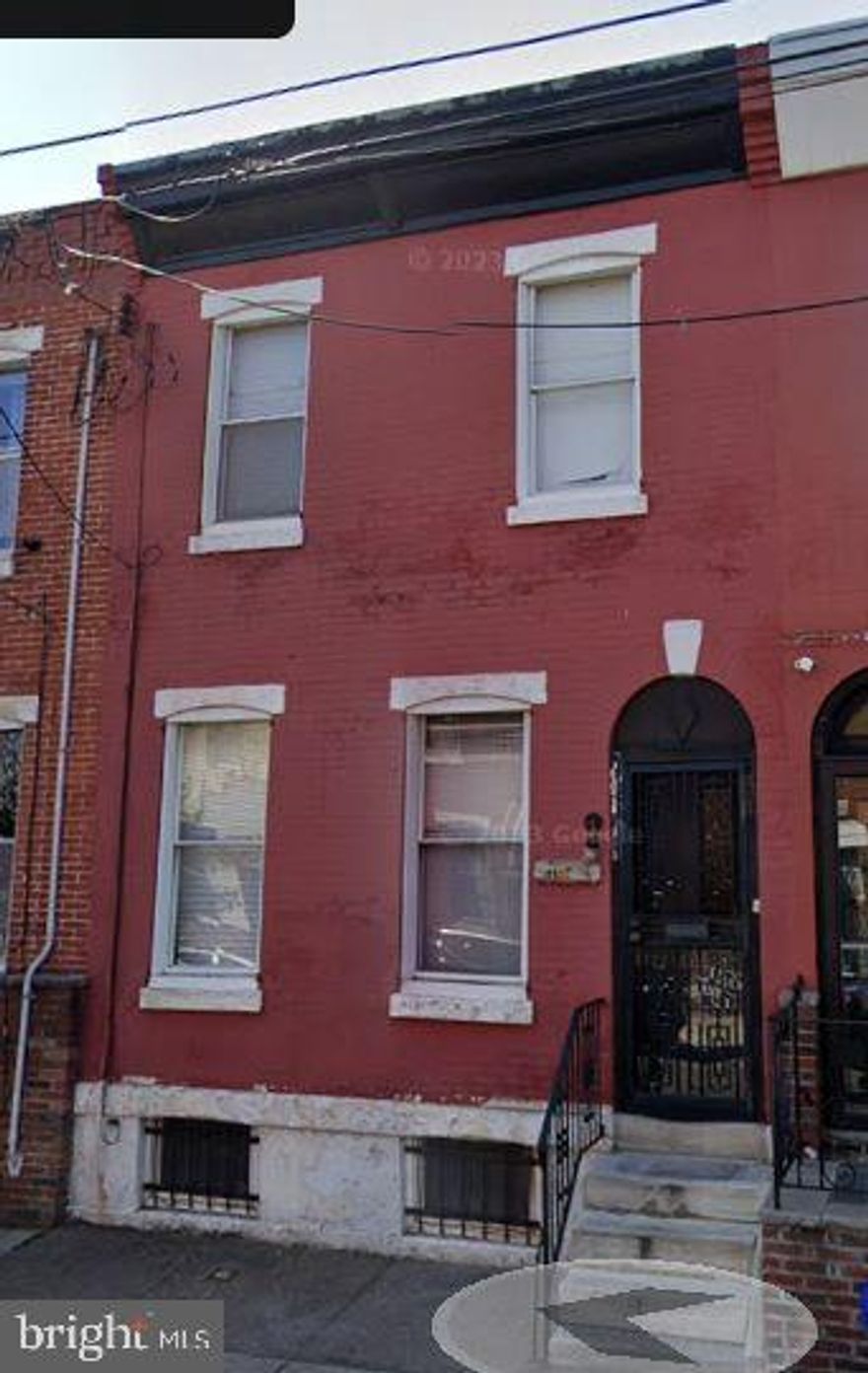 Large (16' x 60'), diamond-in-the-rough Point Breeze property in need of complete renovations. However, with ARVs as high as they are in the area, this is a no-brainer for an investor. Come and see how you can really make your mark, express your creativity and make a few dollars while you're at it!