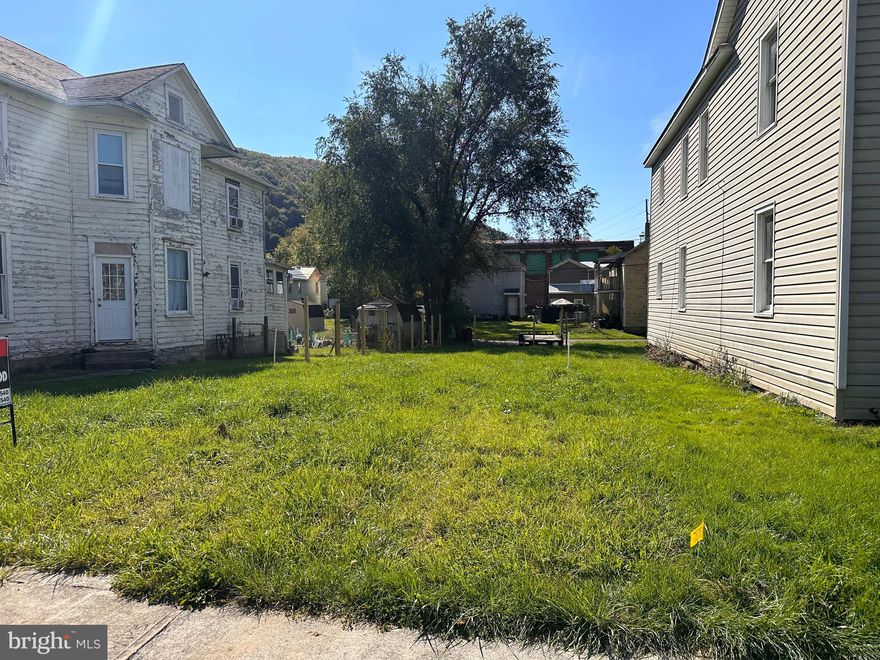 3,750 SQ. FT. (30’ X 125’) LOT READY FOR THAT MOBILE HOME OR NEW HOME.  ALL UTILITIES ON SITE, 2-CAR CONCRETE PAD, FRONTS ON ARGYLE STREET AND ONLY MINUTES FROM DOWNTOWN AND SHOPPING MALL.  NO RESTRICTIONS.  NOTE: TAXES ON PROPERTY FOR FORMER RENTAL, WILL RE REACCESSED THIS YEAR. CALL FOR A SHOWING.