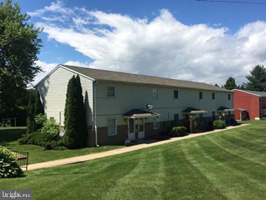 Seven Valleys 2 bedroom, 1 1/2 bath townhouse in a lovely rural setting. Living room, eat-in kitchen with stove, refrigerator and dishwasher. Laundry room with stackable washer and dryer. CAC and off-street parking.
Located on the corner of Ranch and Reynolds Mill. No pets and no smoking indoors.