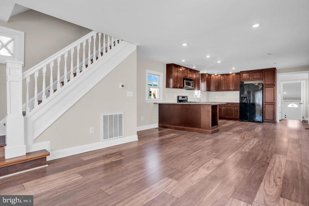 113 W ROBERTS AVENUE