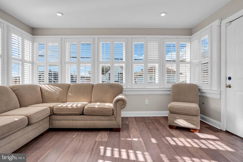 113 W ROBERTS AVENUE