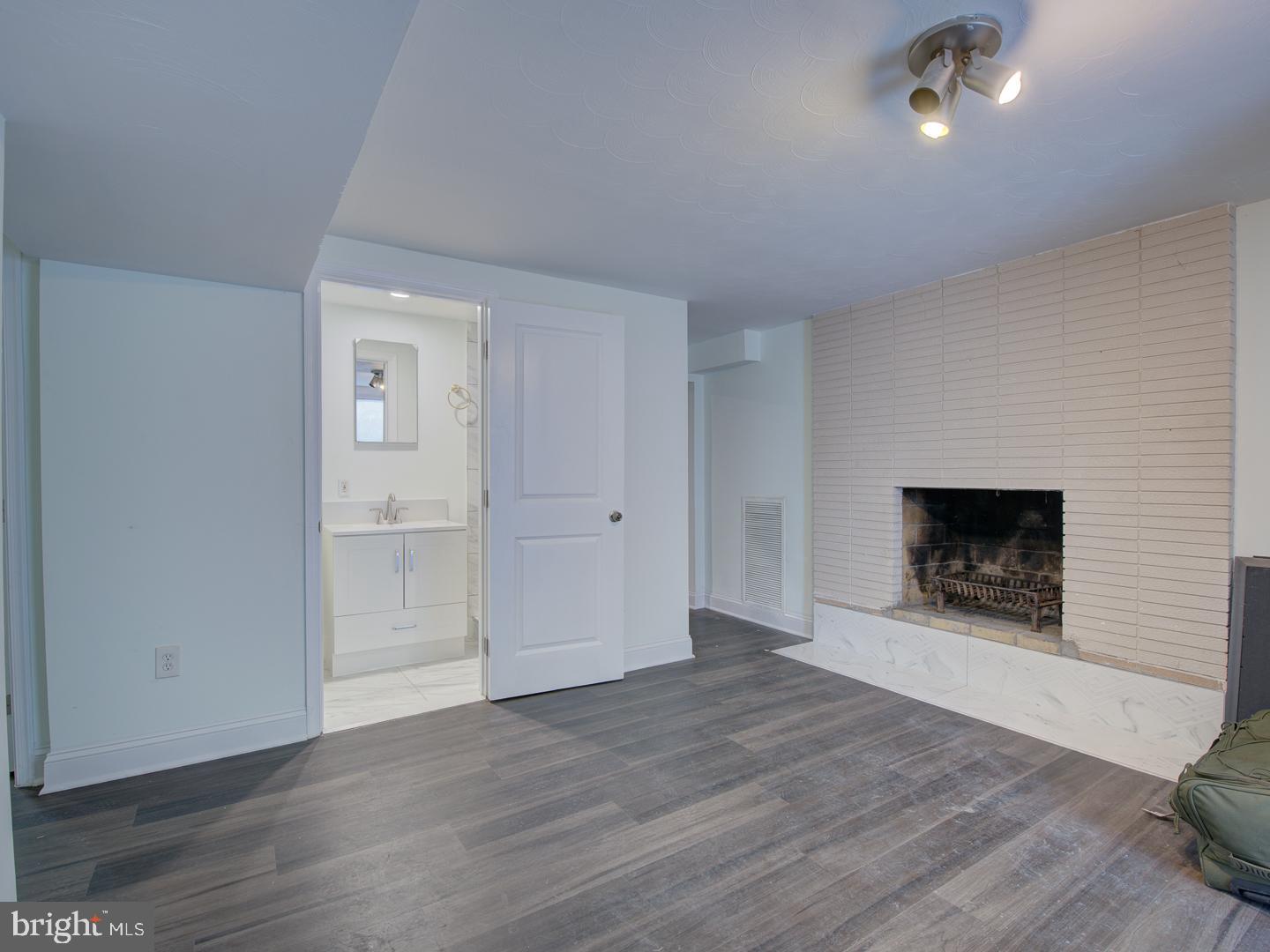 VALLEYBROOK - Residential Lease