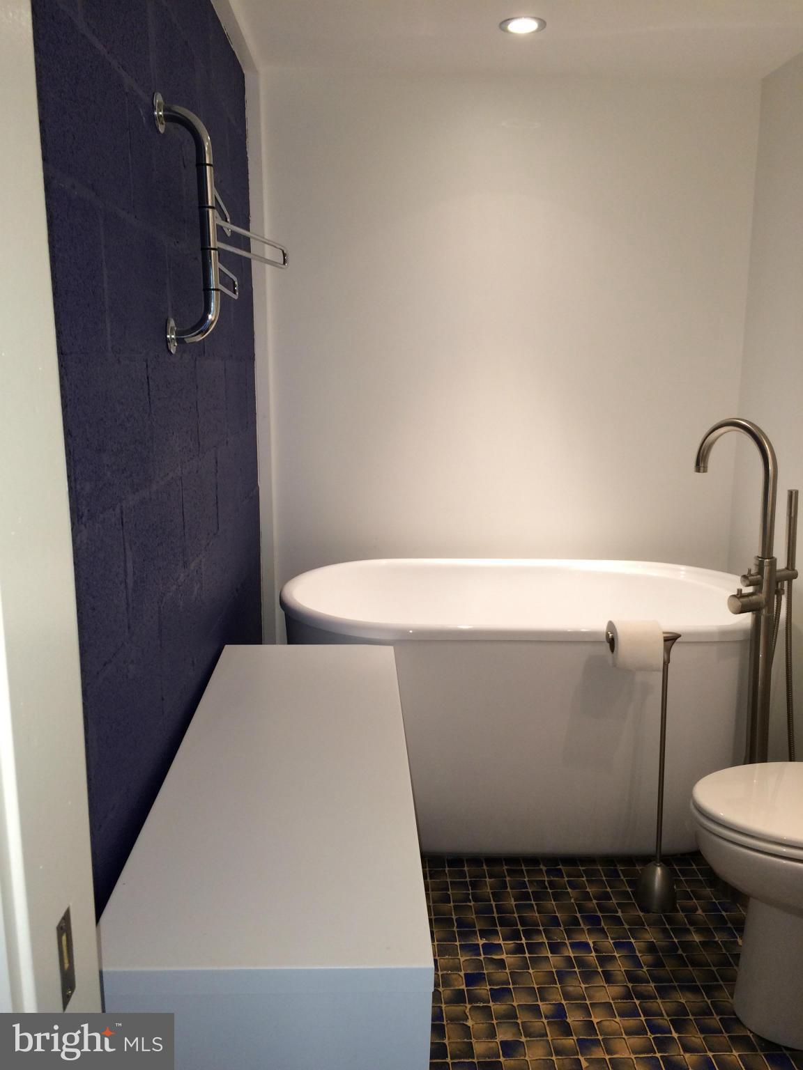 BRISTOL SQUARE - Residential Lease