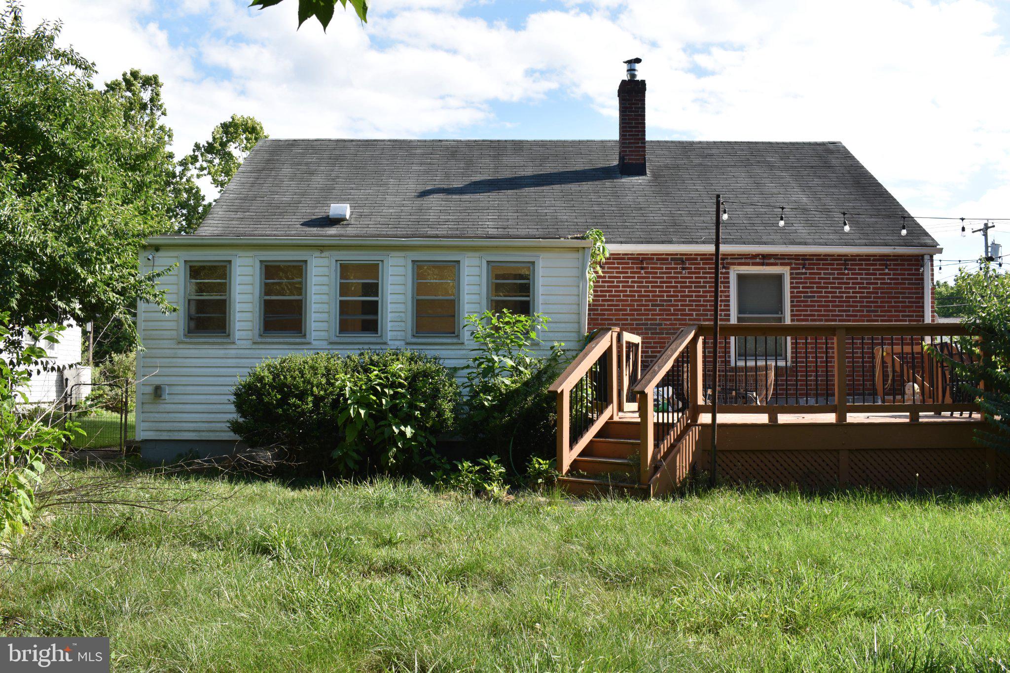 1048 WOODLAND AVENUE