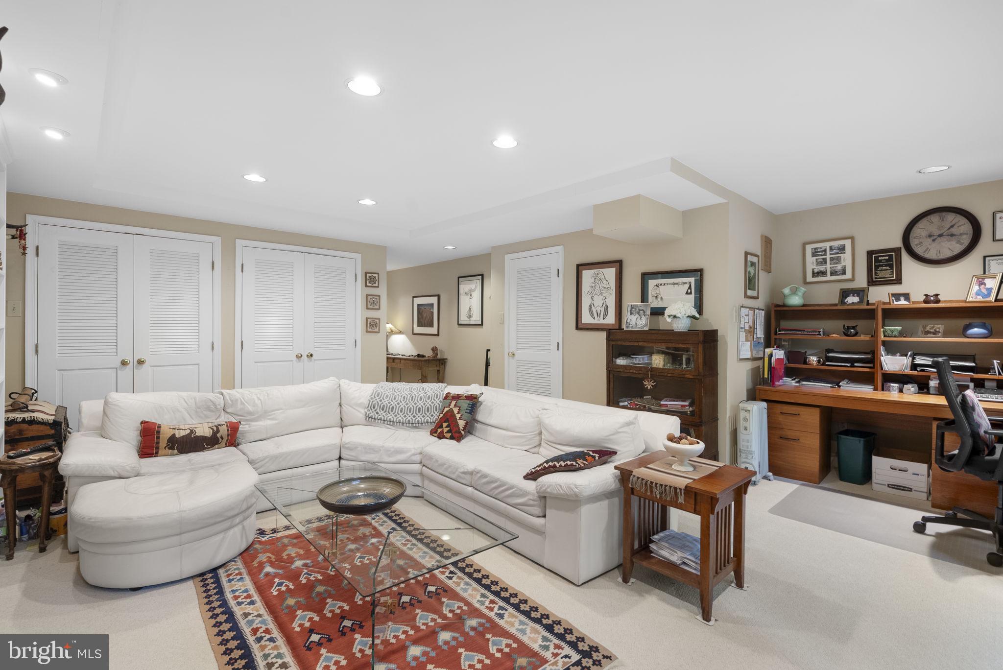 WOODLAND HILLS - Residential