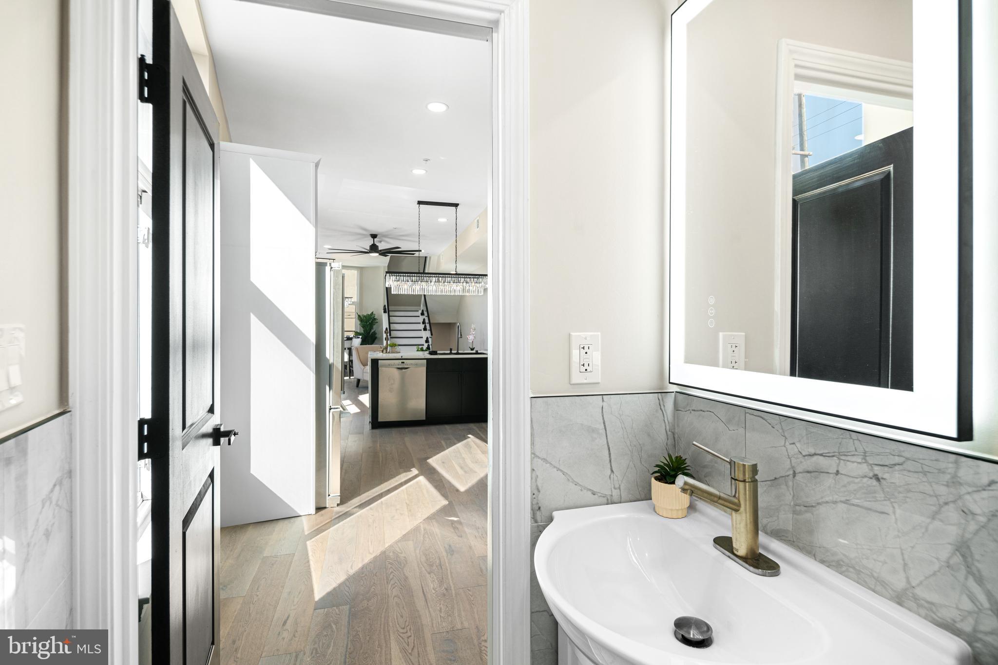 QUEEN VILLAGE - Residential