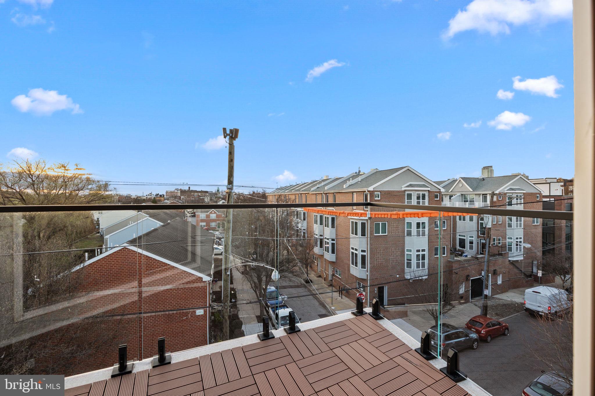 QUEEN VILLAGE - Residential