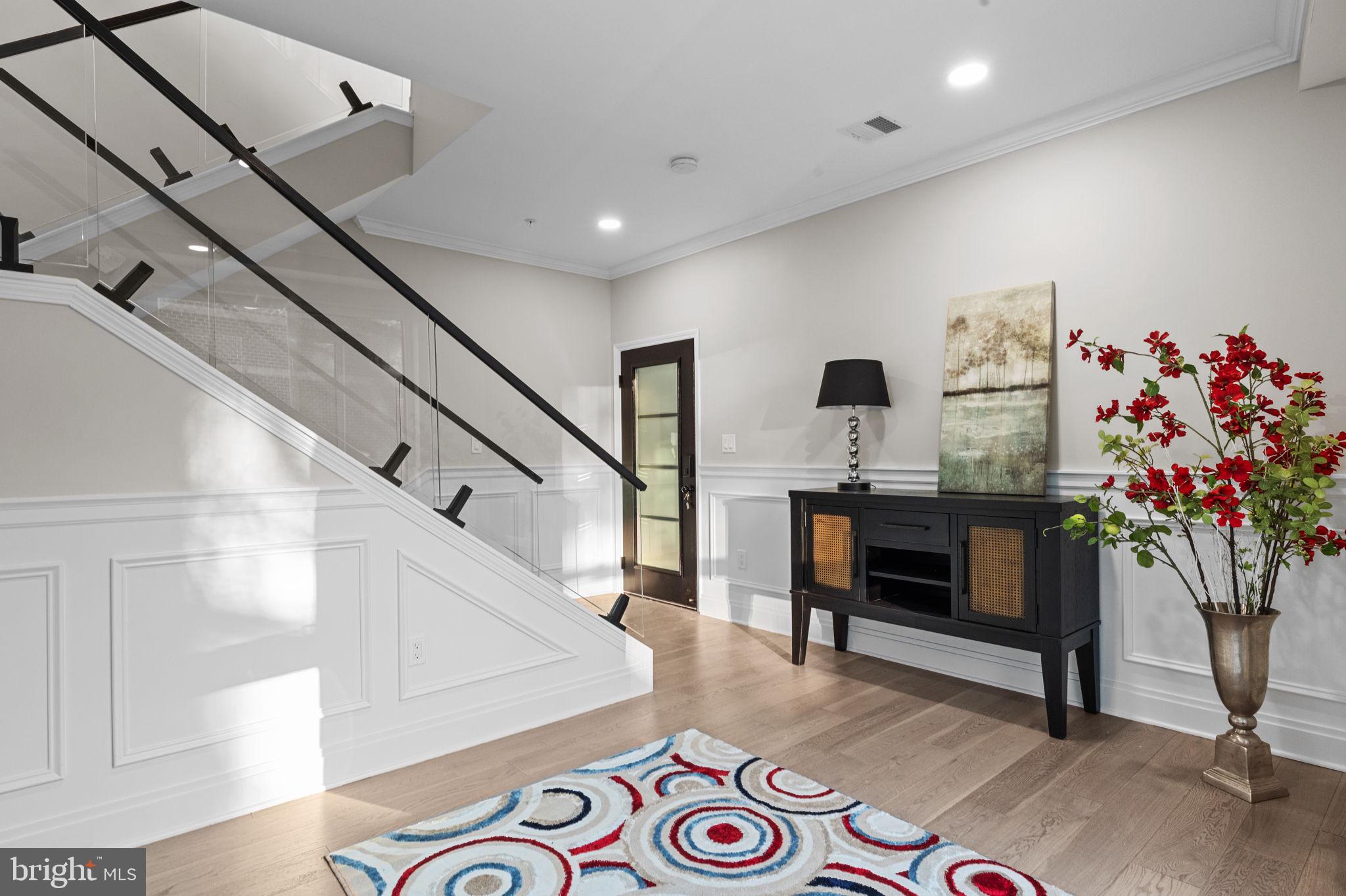 QUEEN VILLAGE - Residential