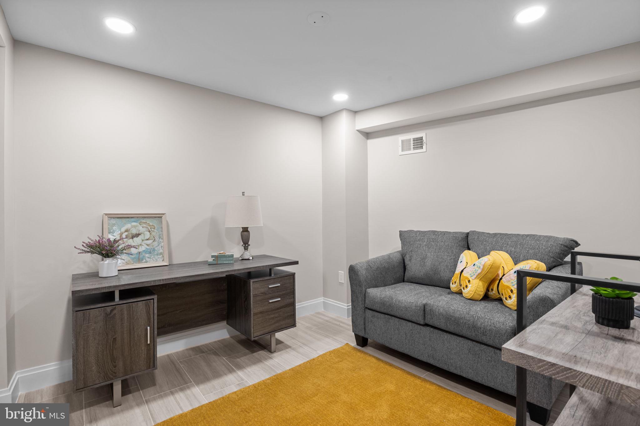 QUEEN VILLAGE - Residential