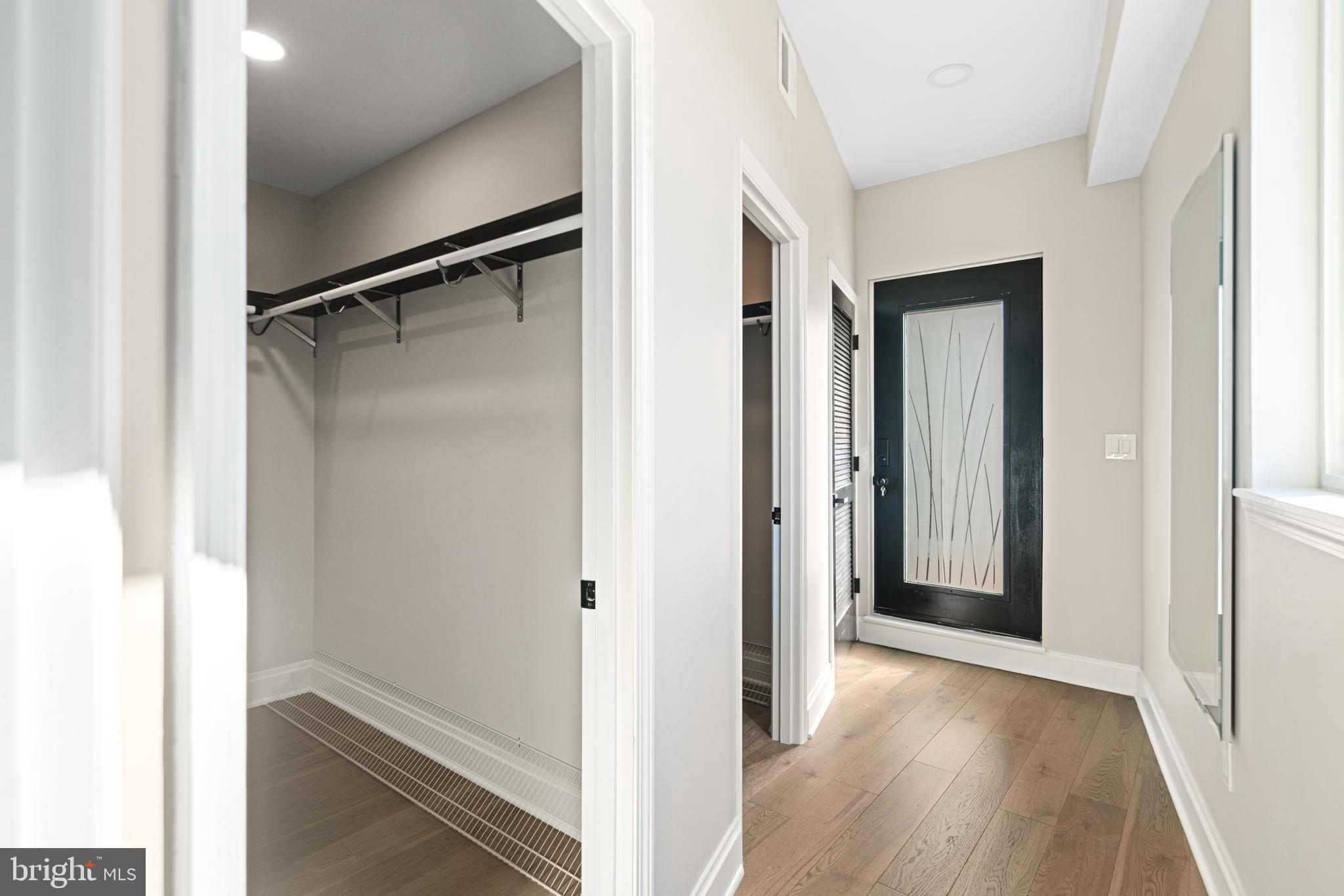 QUEEN VILLAGE - Residential