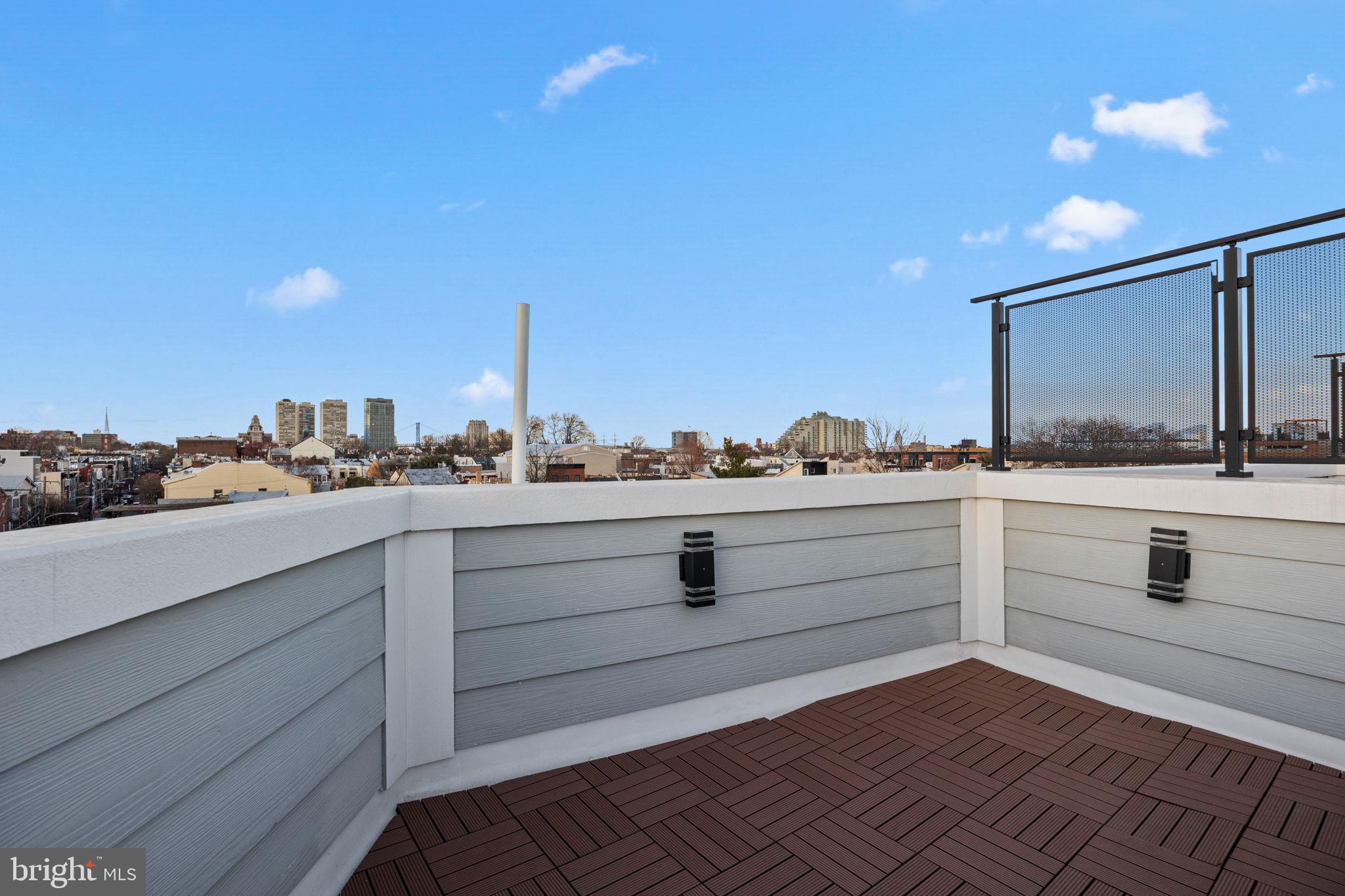 QUEEN VILLAGE - Residential