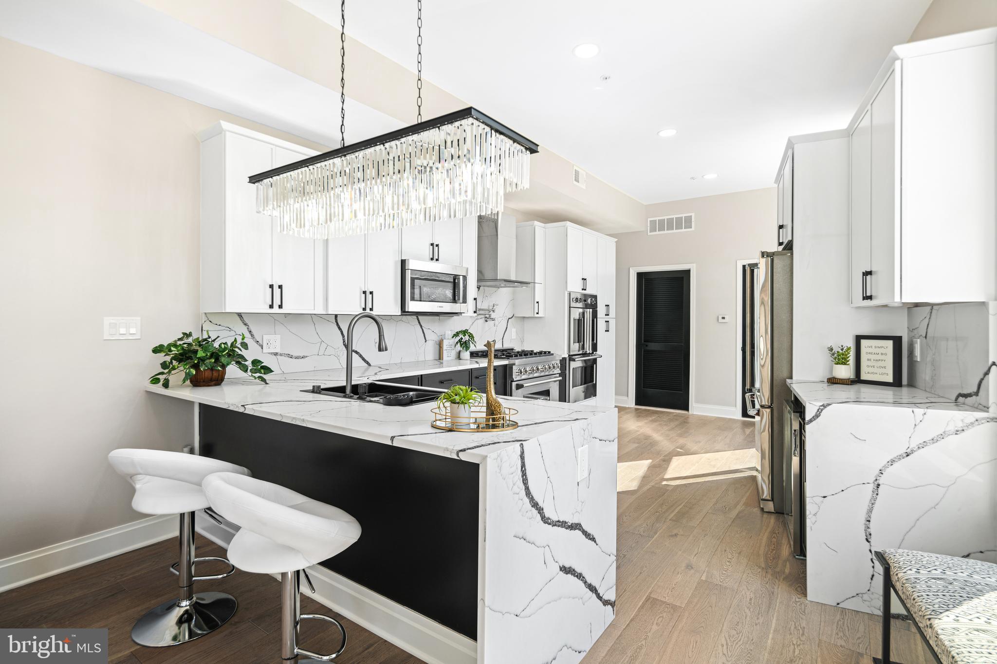 QUEEN VILLAGE - Residential