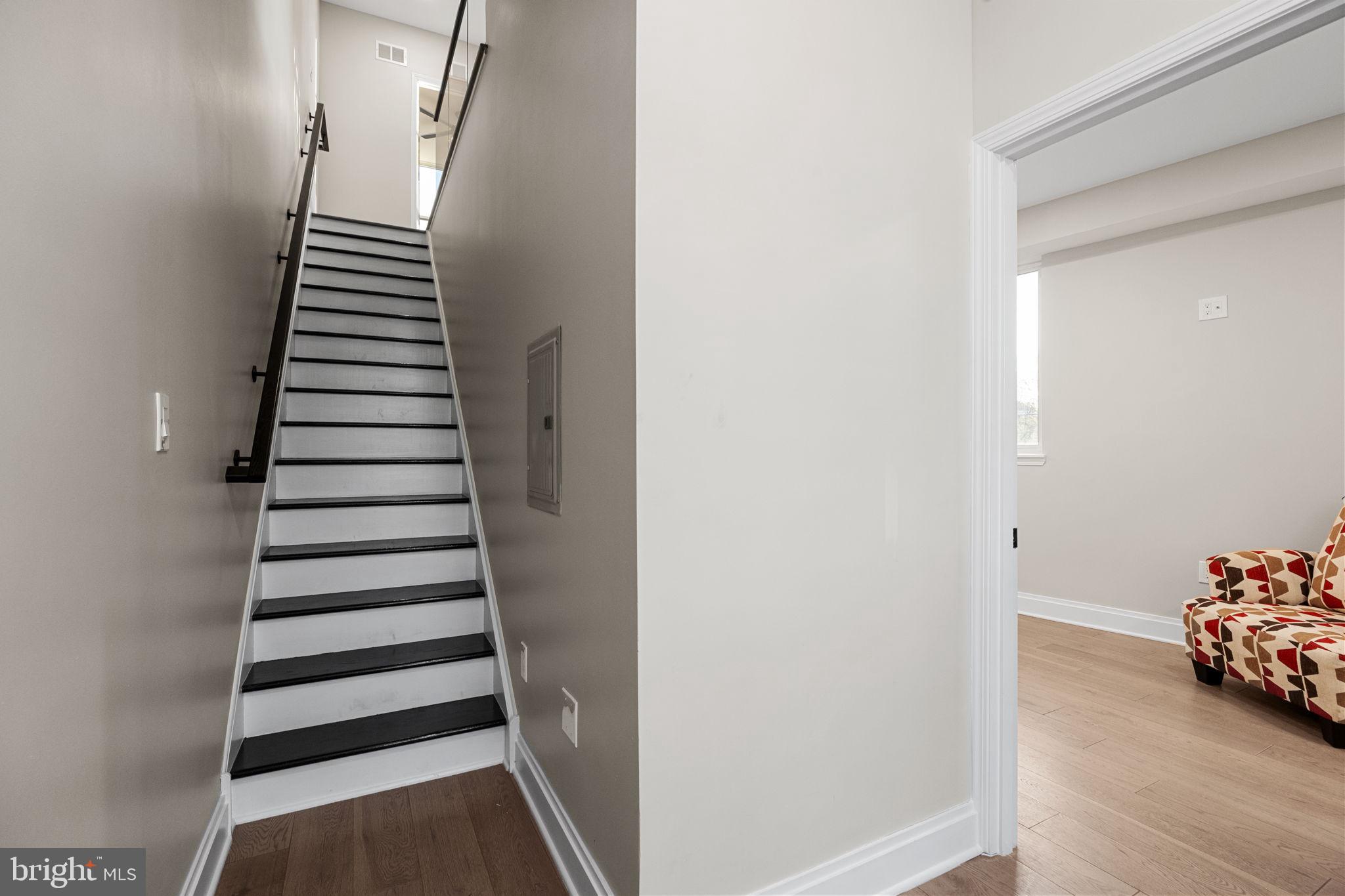 QUEEN VILLAGE - Residential