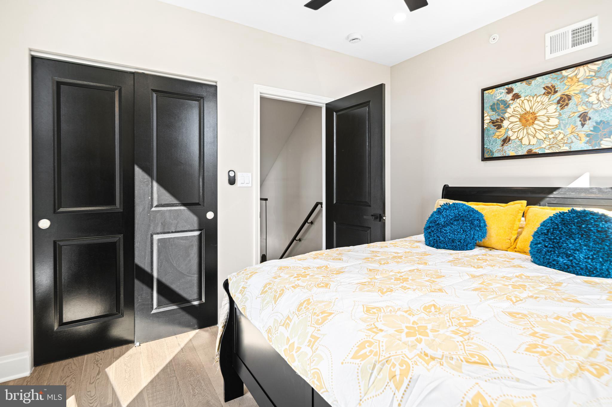 QUEEN VILLAGE - Residential
