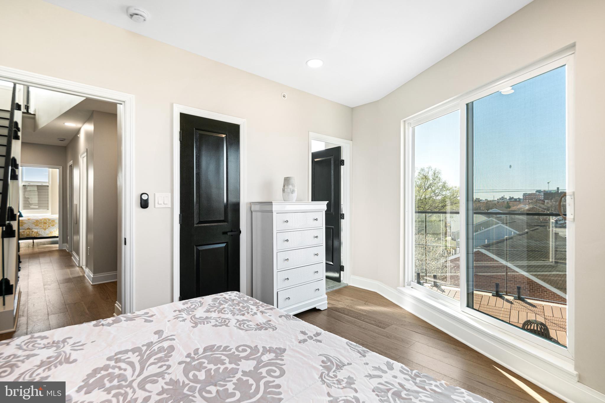 QUEEN VILLAGE - Residential