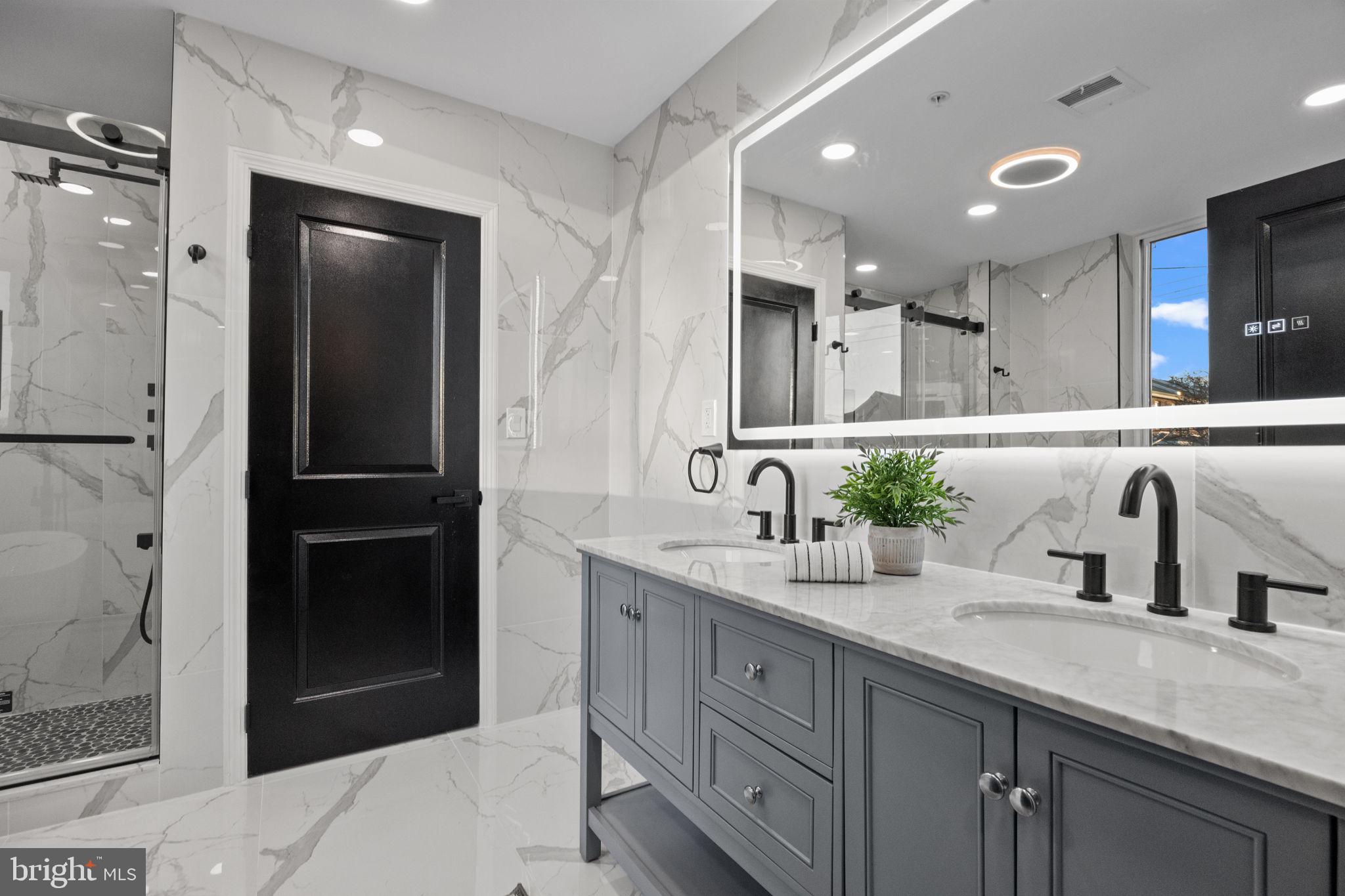 QUEEN VILLAGE - Residential