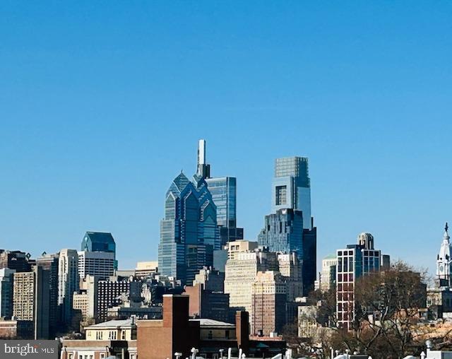 QUEEN VILLAGE - Residential