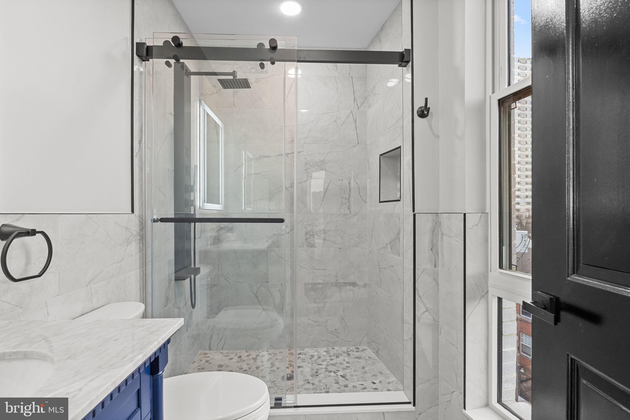 QUEEN VILLAGE - Residential