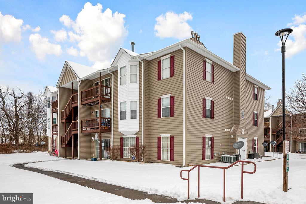 LAKESIDE CONDOMINIUMS - Residential