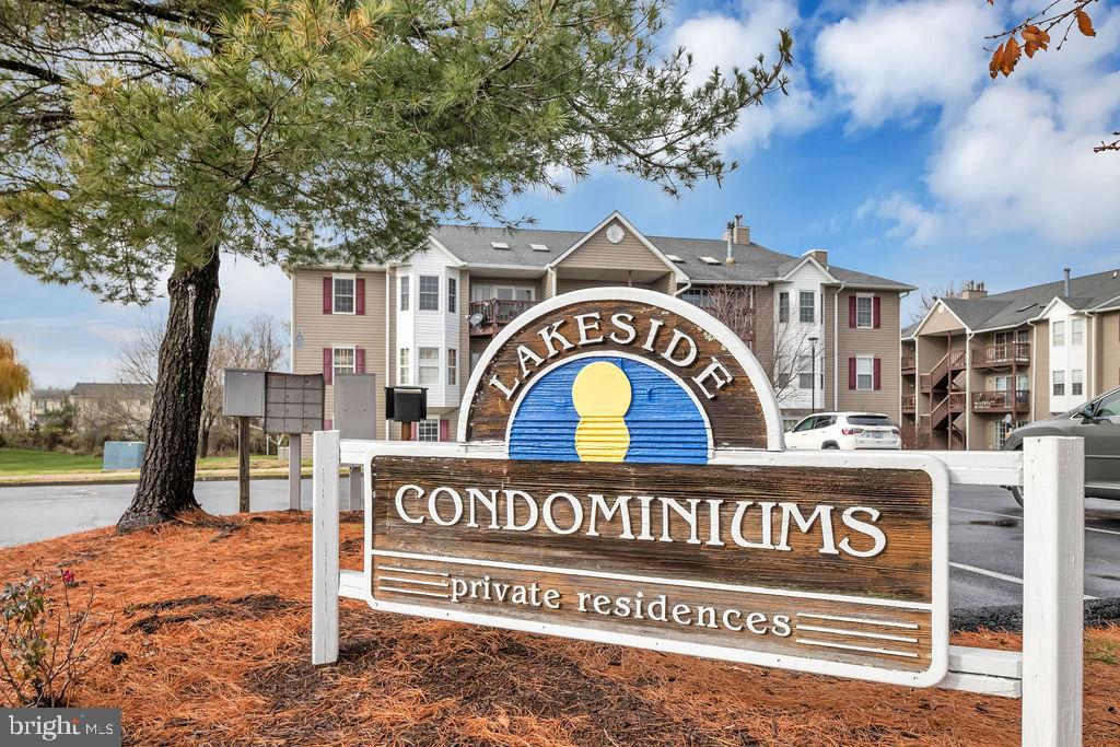 LAKESIDE CONDOMINIUMS - Residential